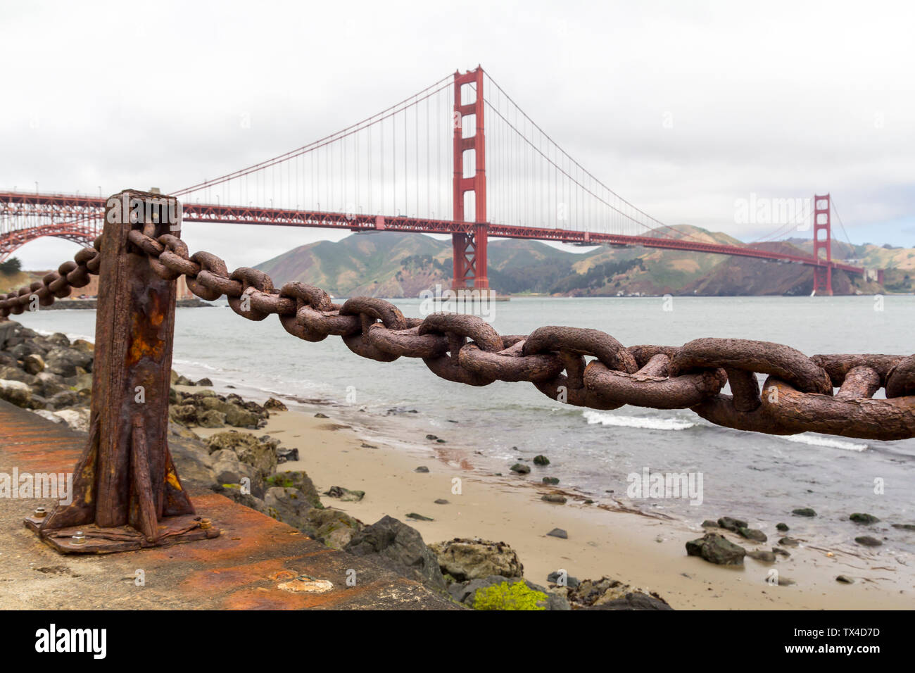 Vecchia catena arrugginita con il Golden Gate bridge in background, San Francisco, Stati Uniti d'America Foto Stock