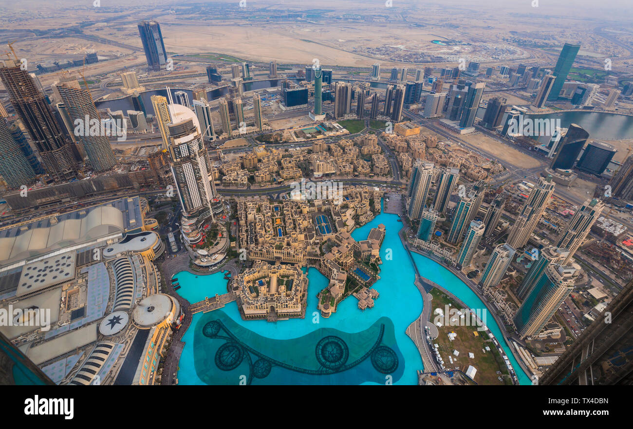 Emirati Arabi Uniti Dubai, cityscape con Burj Lake e Souk Al Bahar Foto Stock
