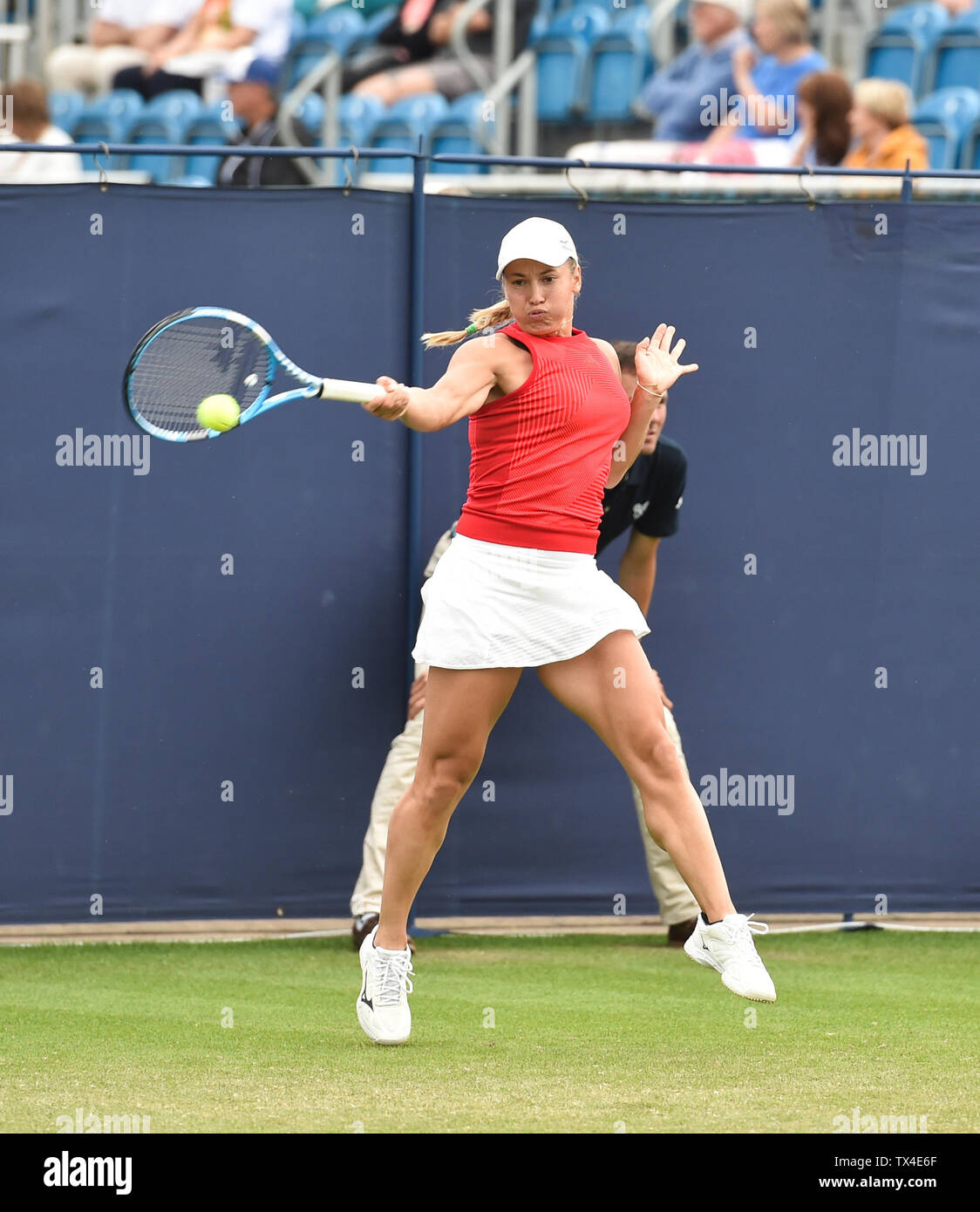 Eastbourne Regno Unito 24 Giugno 2019 - Yulia Putintseva del Kazakistan gioca un colpo contro Daniella Collins di Stati Uniti d'America durante la loro corrispondenza alla natura Valle torneo internazionale di tennis presso Devonshire Park in Eastbourne . Credito : Simon Dack / TPI / Alamy Live News Foto Stock