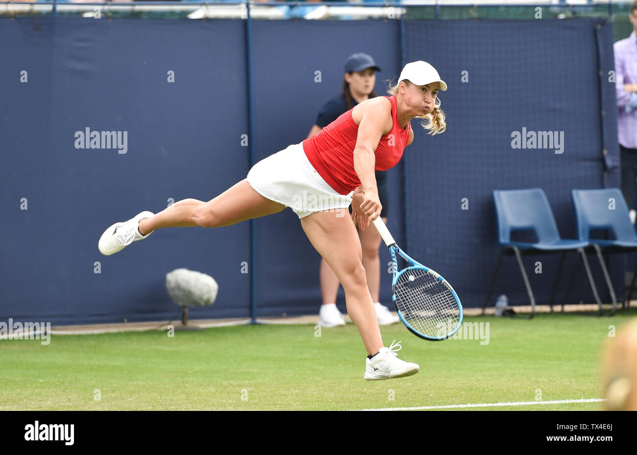 Eastbourne Regno Unito 24 Giugno 2019 - Yulia Putintseva del Kazakistan gioca un colpo contro Daniella Collins di Stati Uniti d'America durante la loro corrispondenza alla natura Valle torneo internazionale di tennis presso Devonshire Park in Eastbourne . Credito : Simon Dack / TPI / Alamy Live News Foto Stock