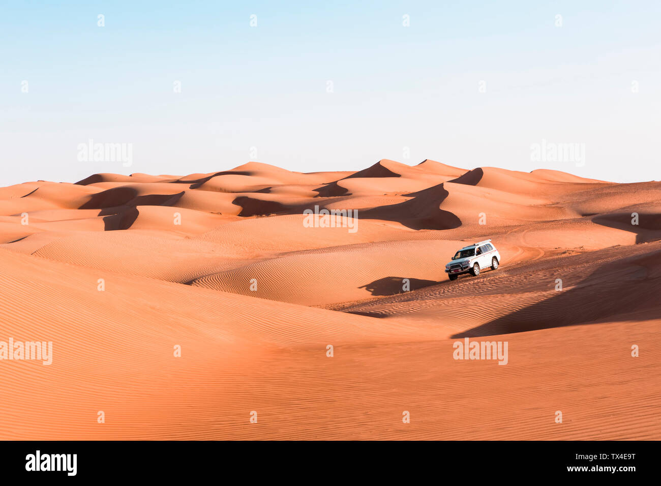 Il sultanato di Oman, Wahiba Sands, traversata delle dune in un SUV Foto Stock