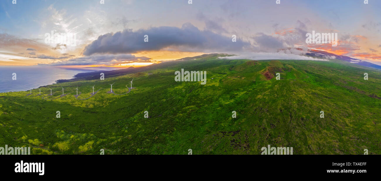 Stati Uniti d'America, Hawaii Maui, costa sud del Vulcano Haleakala, Luala'ilua colline e delle turbine a vento al tramonto Foto Stock