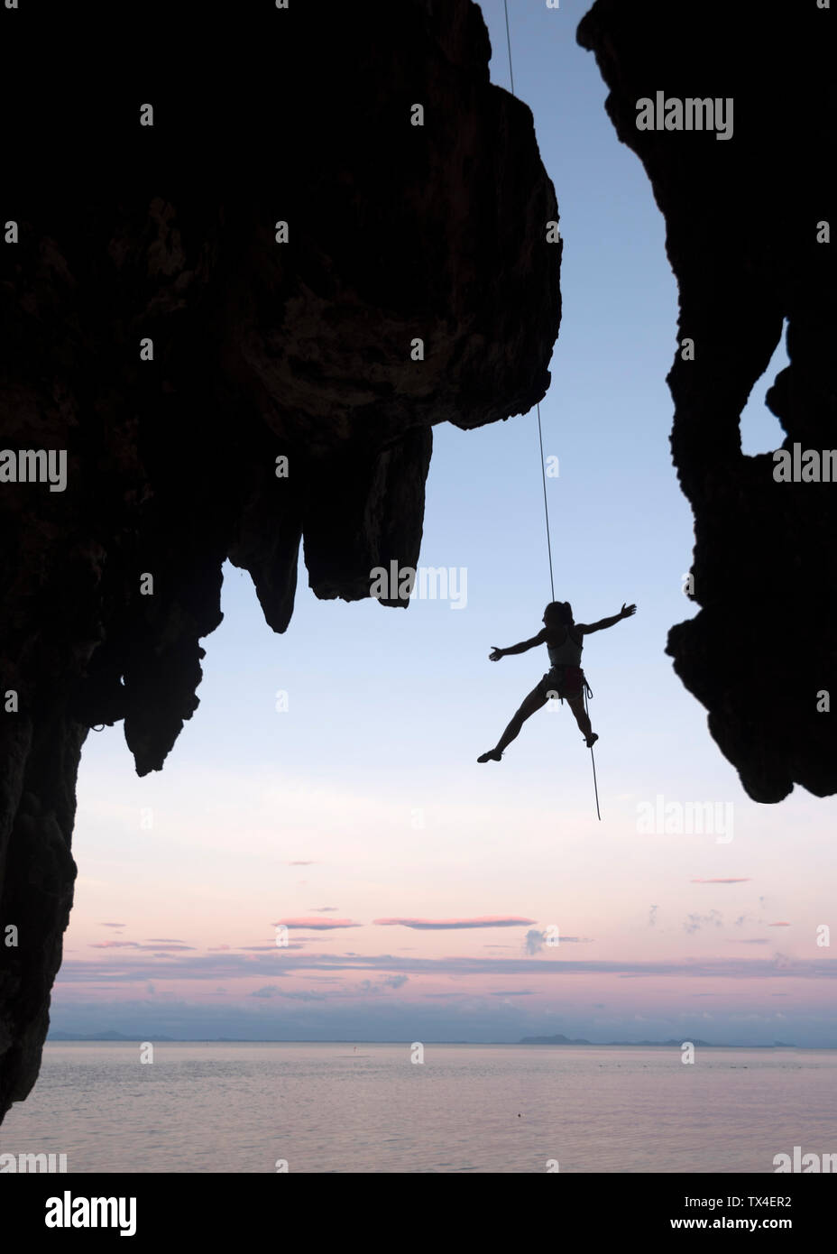 Thailandia, Krabi, Lao Liang island, scalatore la discesa in corda doppia dalla parete di roccia sopra il mare Foto Stock
