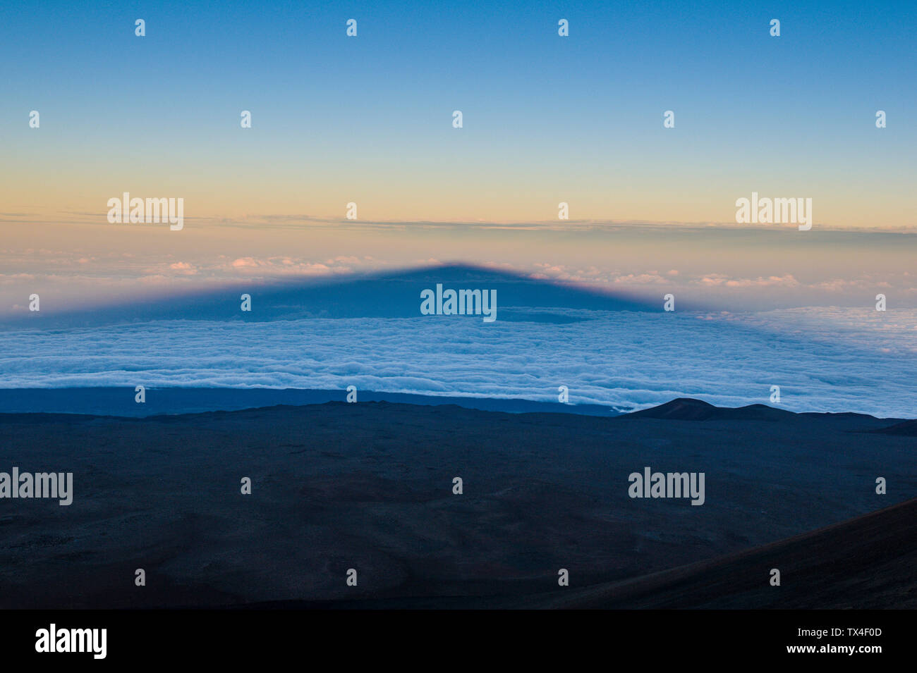 Stati Uniti d'America, Hawaii, Big Island, ombra di Mauna Kea vulcano nell'oceano Foto Stock