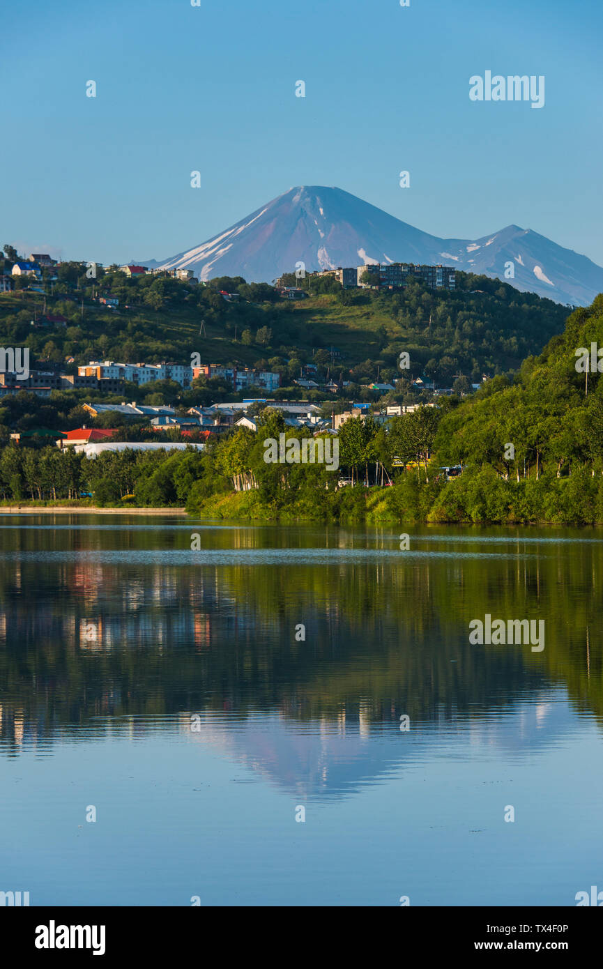 Russia, Kamchatka, Petropavlovsk-Kamchatsky, lago artificiale nel porto Foto Stock