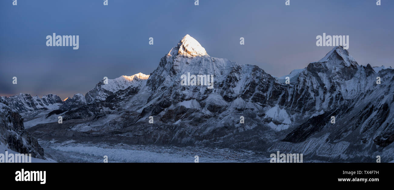 Il Nepal, Solo Khumbu, Everest ghiacciaio, Pumori in background Foto Stock