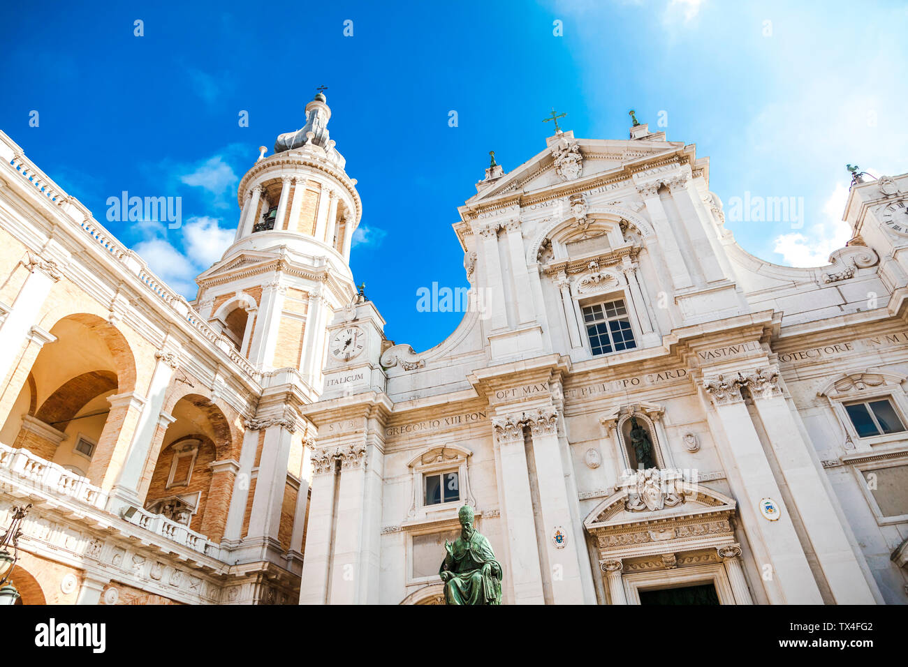 L'Italia, Marche, Loreto, a basso angolo di visione della Basilica della Santa Casa Foto Stock