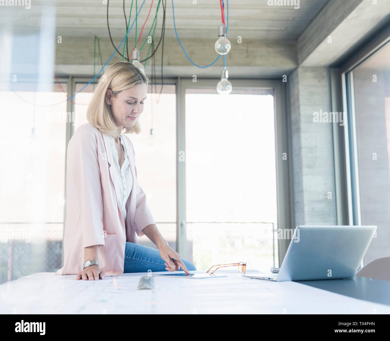 Imprenditrice lavorando nella sala conferenza in Office Foto Stock
