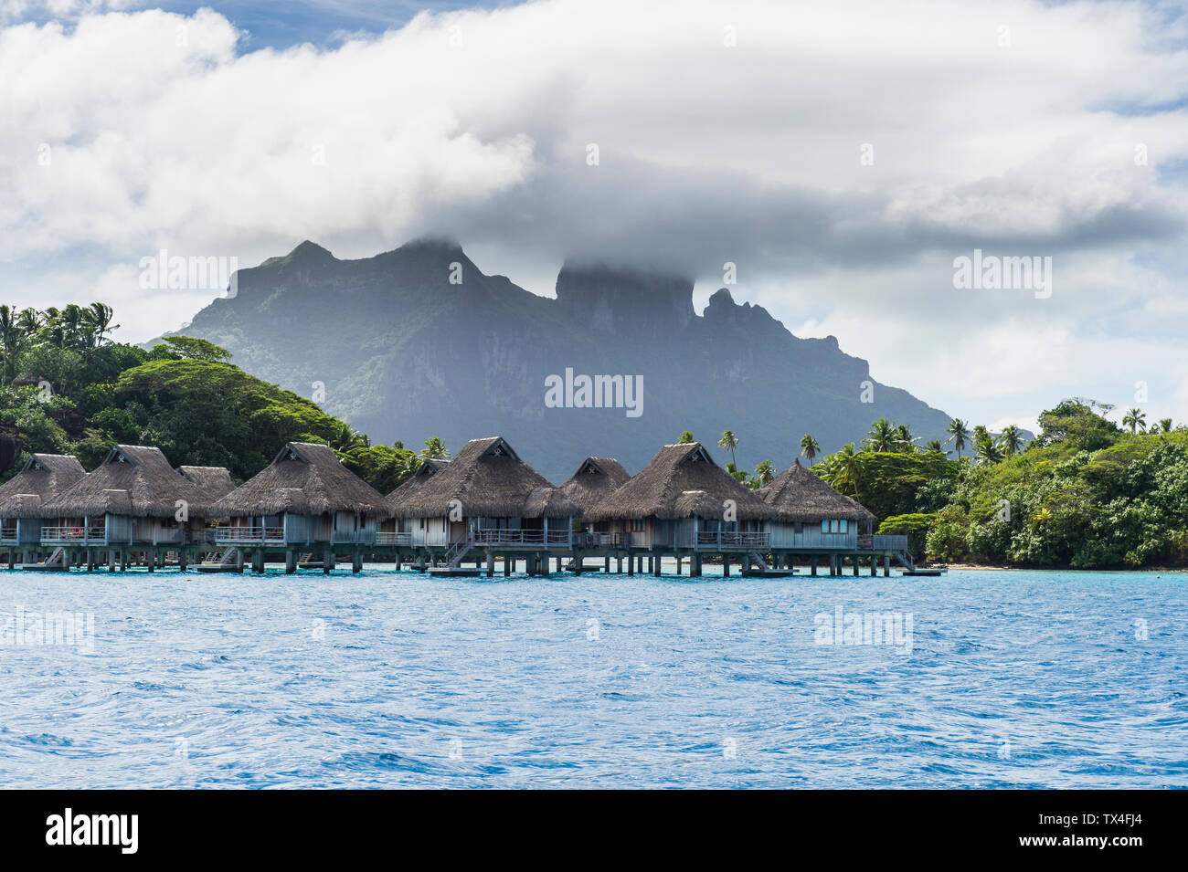 Polinesia francese, Bora Bora, acqua bungalows di hotel di lusso Foto Stock