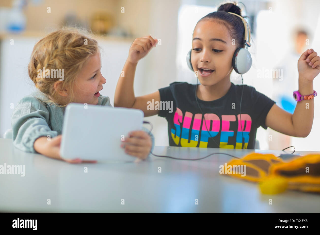 Due ragazze condividere mini tablet in kindergarten Foto Stock