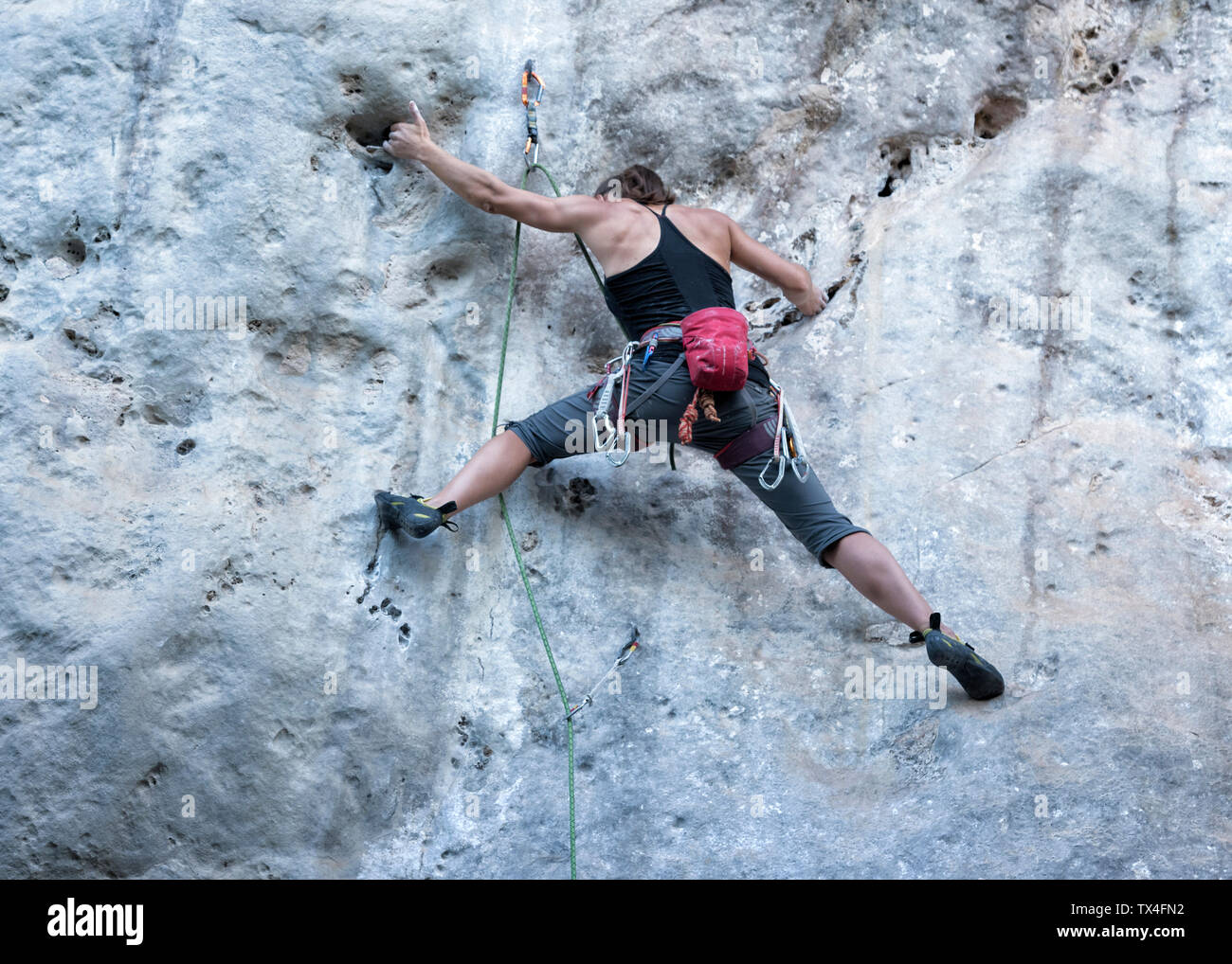 Thailandia, Krabi, Chong Pli, donna di arrampicata in parete di roccia Foto Stock