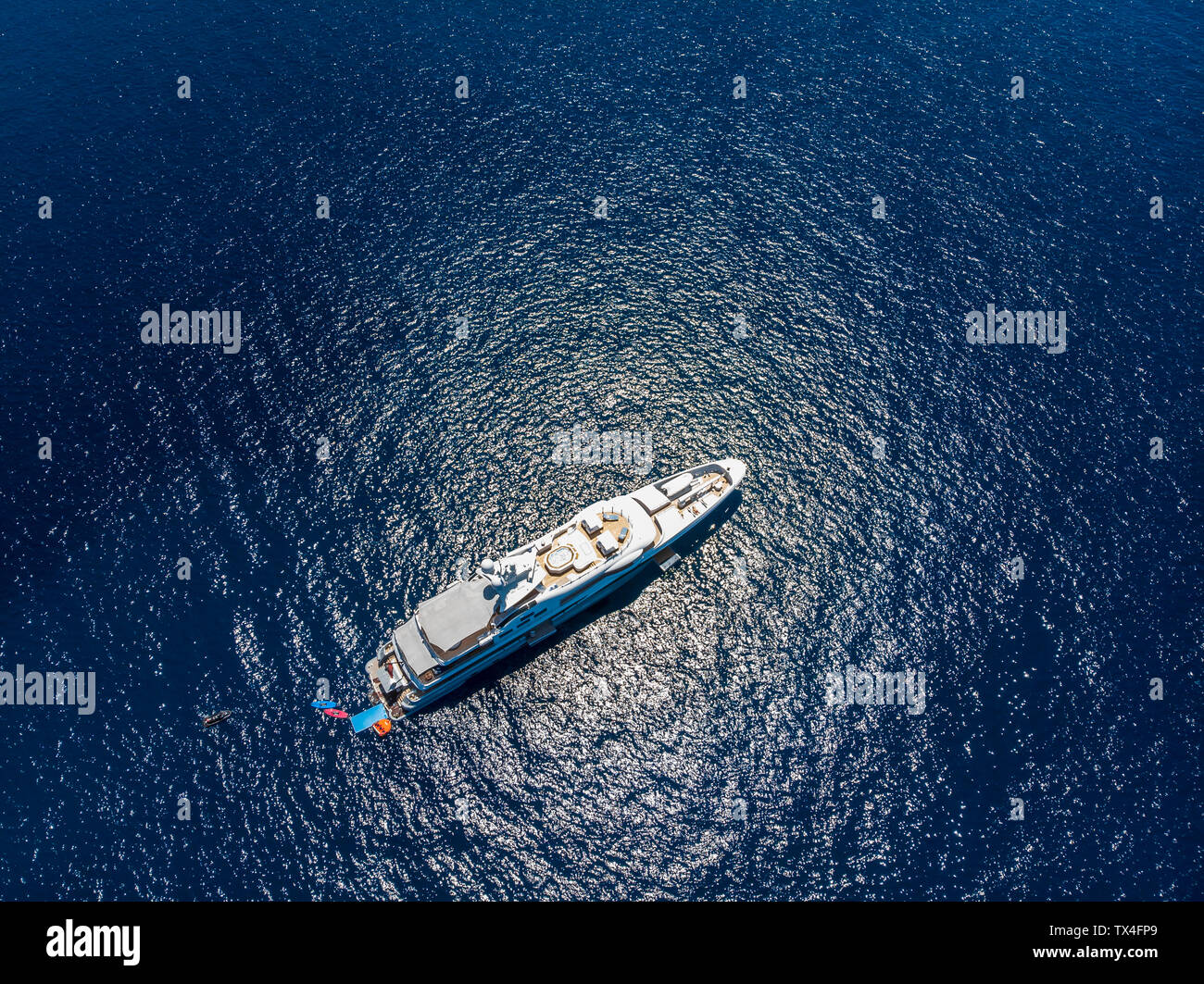 Spagna, Maiorca, Costa de la Calma, vista di uno yacht di lusso, vista aerea Foto Stock