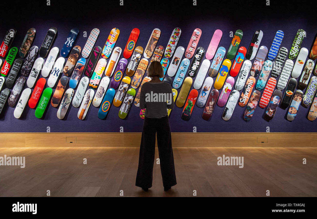 Bonhams, New Bond Street, Londra, Regno Unito. Il 24 giugno 2019. Un estremamente rara - e completa - collezione di 131 Supreme full-sized Skateboard deck, prodotta da streetwear suprema del marchio New York, tra 2011-2019, è sulla vista prima dell'Arte Moderna e Contemporanea vendita il 27 giugno 2019. Il deck, venduti come un unico lotto, includono le opere di famosi artisti contemporanei come la Chapman fratelli, Urs Fischer, Cindy Sherman, Nan Goldin e Mike Kelley. La collezione ha una stima di £ 100,000-150,000. Credito: Malcolm Park/Alamy Live News. Foto Stock