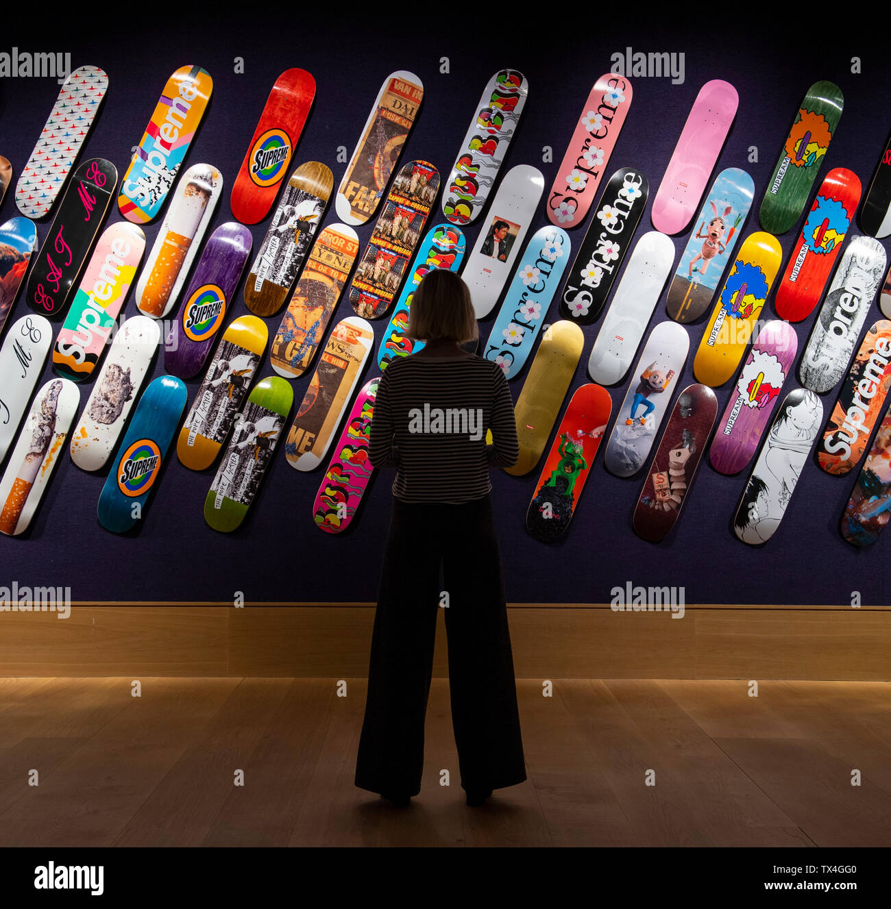 Bonhams, New Bond Street, Londra, Regno Unito. Il 24 giugno 2019. Un estremamente rara - e completa - collezione di 131 Supreme full-sized Skateboard deck, prodotta da streetwear suprema del marchio New York, tra 2011-2019, è sulla vista prima dell'Arte Moderna e Contemporanea vendita il 27 giugno 2019. Il deck, venduti come un unico lotto, includono le opere di famosi artisti contemporanei come la Chapman fratelli, Urs Fischer, Cindy Sherman, Nan Goldin e Mike Kelley. La collezione ha una stima di £ 100,000-150,000. Credito: Malcolm Park/Alamy Live News. Foto Stock