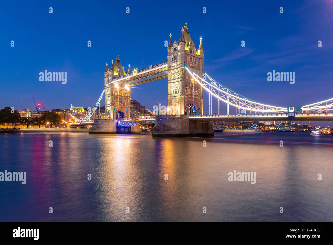 UK, Londra, illuminato il Tower Bridge di notte Foto Stock