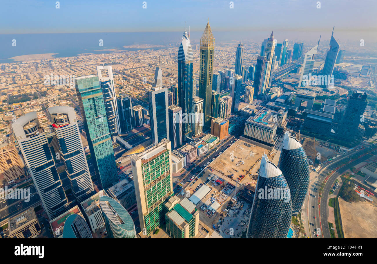 Emirati Arabi Uniti Dubai, cityscape con Sheikh Zayed Road Foto Stock