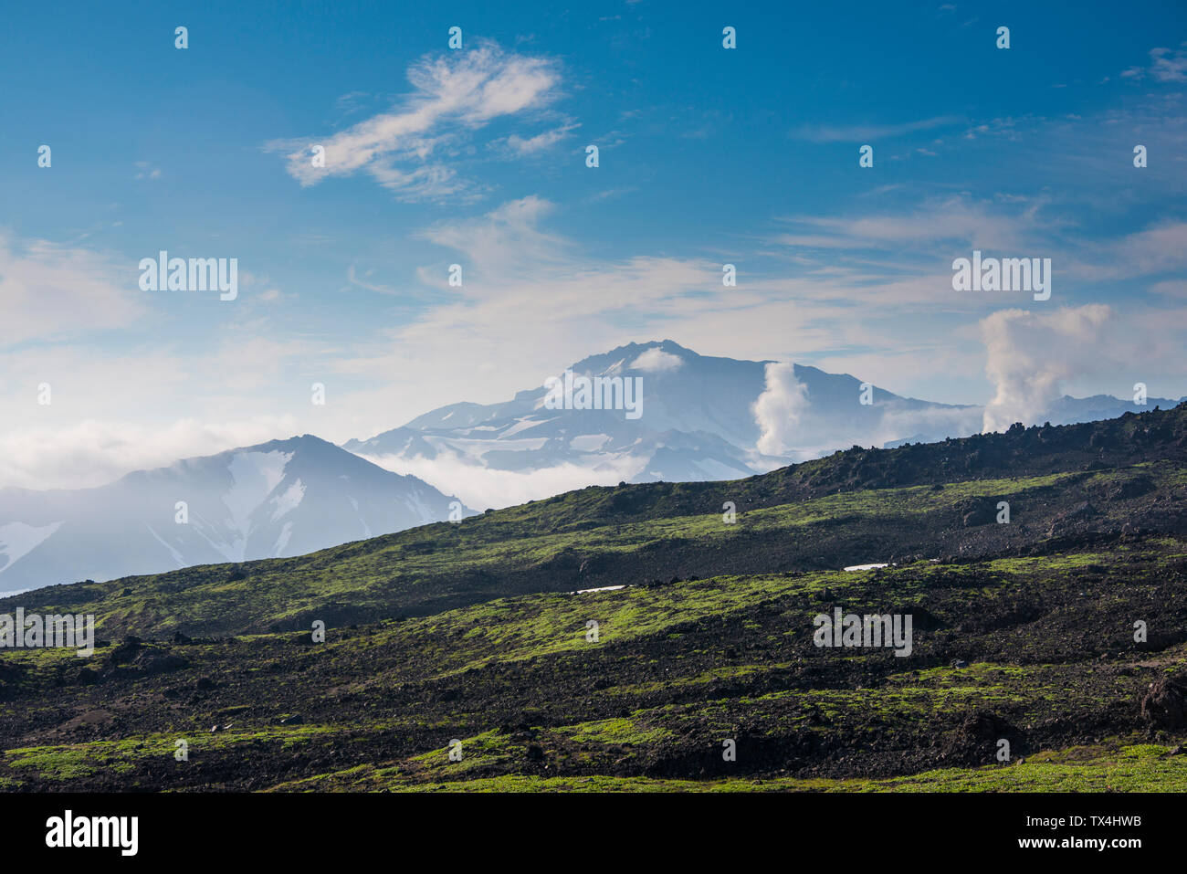 Russia, Kamchatka, il vulcano Mutnovsky visto dal vulcano Gorely Foto Stock