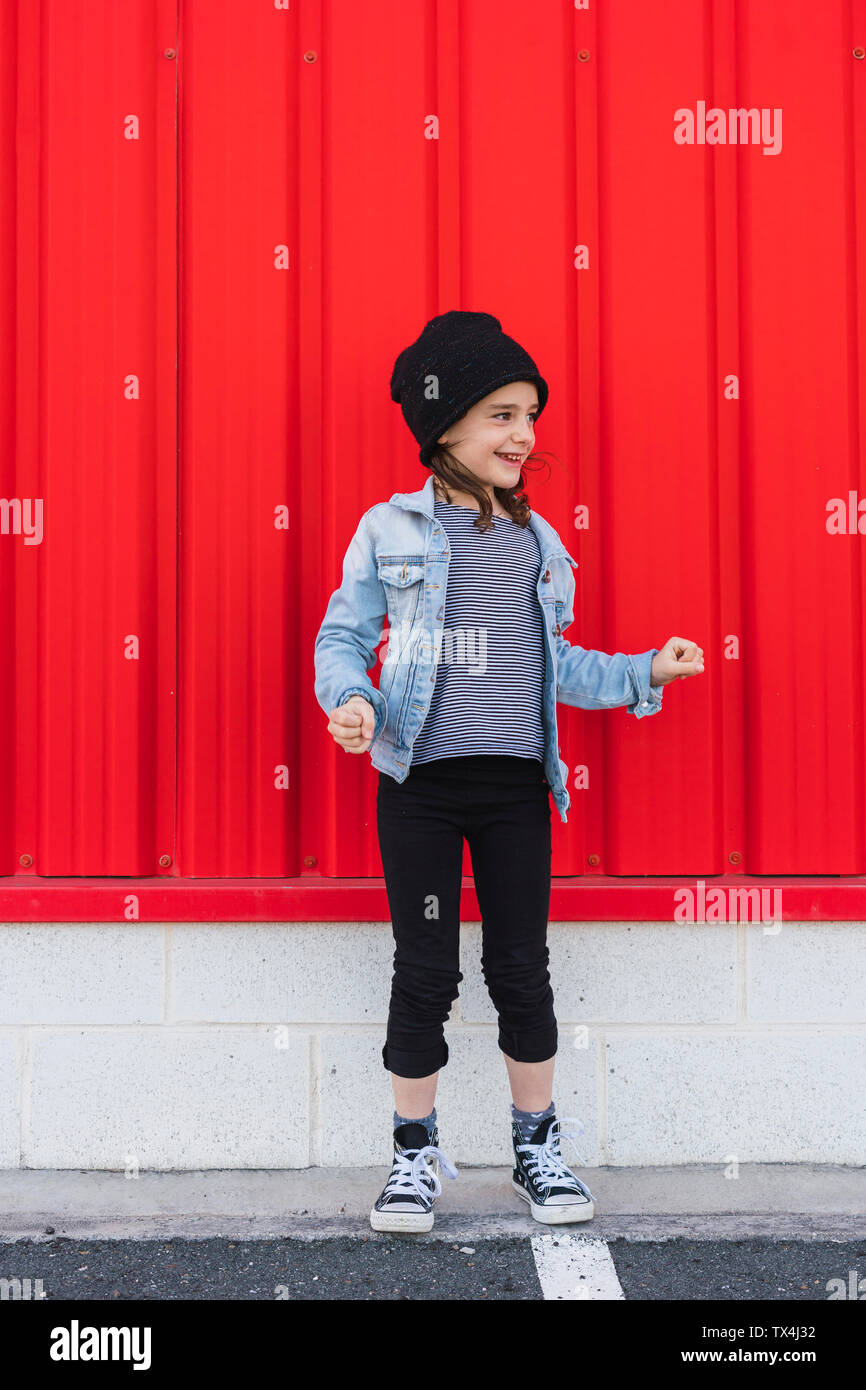 Moda bambina indossa cappello, giacca di jeans e scarpe da ginnastica Foto  stock - Alamy