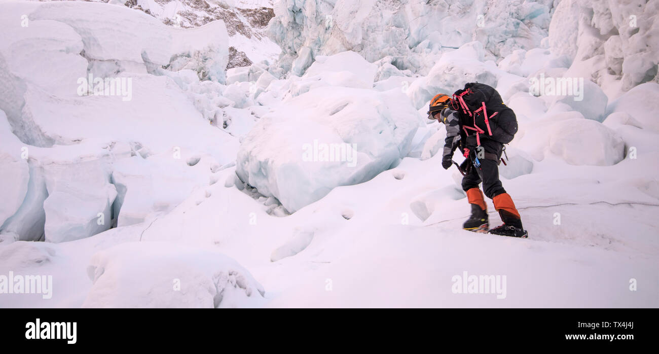 Il Nepal, Solo Khumbu, alpinista a Everest Ghiacciaio Foto Stock