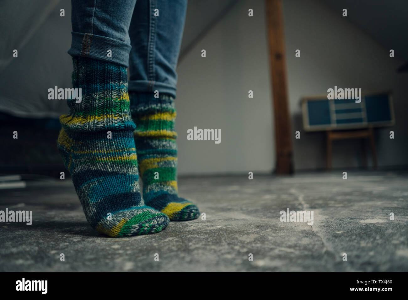 Close-up uf calze di lana tiptoeing sul pavimento Foto Stock