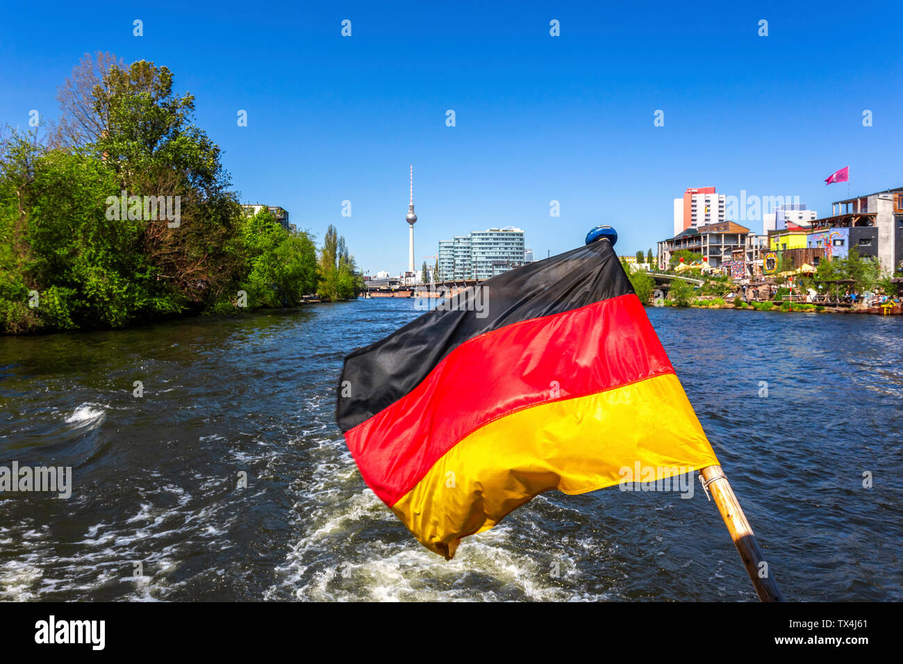 Germania, Berlin, Berlin TV Tower con Sprea e bandiera tedesca Foto Stock