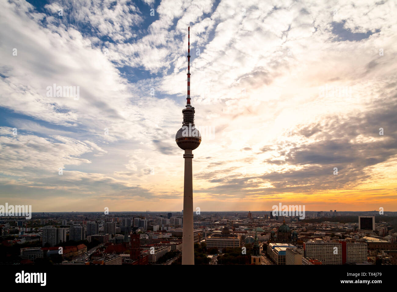 Germania, Berlino, la torre della televisione al crepuscolo Foto Stock