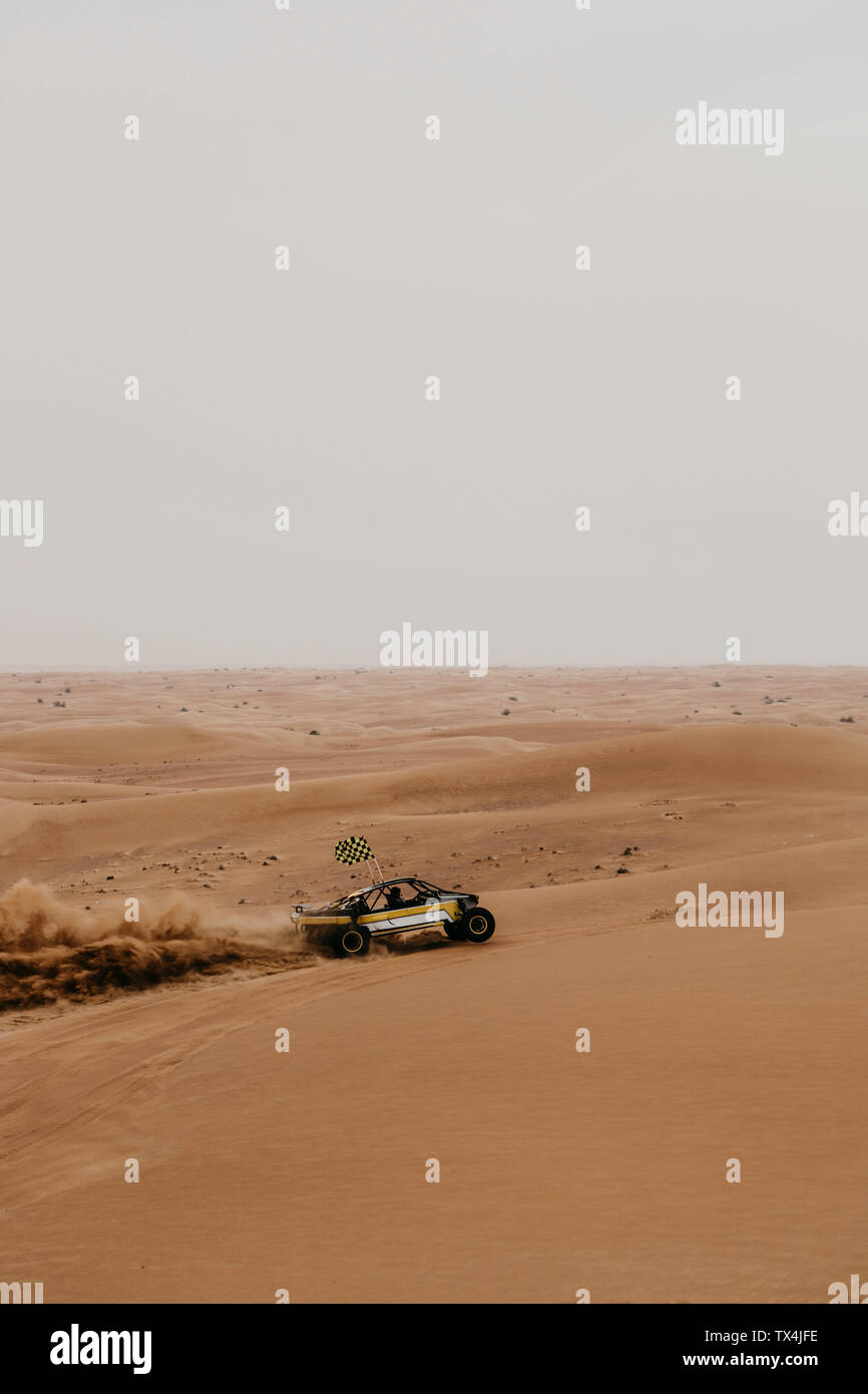 Emirati Arabi Uniti Dubai, Lahbab deserto, 4x4 car guida attraverso il deserto Foto Stock