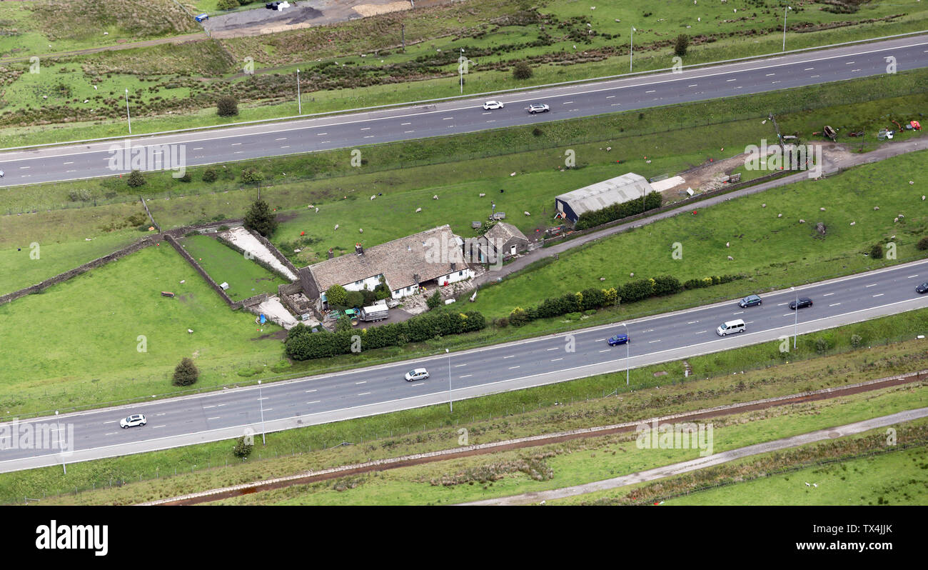 Vista aerea del famoso Stott Hall Farm vicino Rishworth che l autostrada M62 è stato costruito intorno al Foto Stock