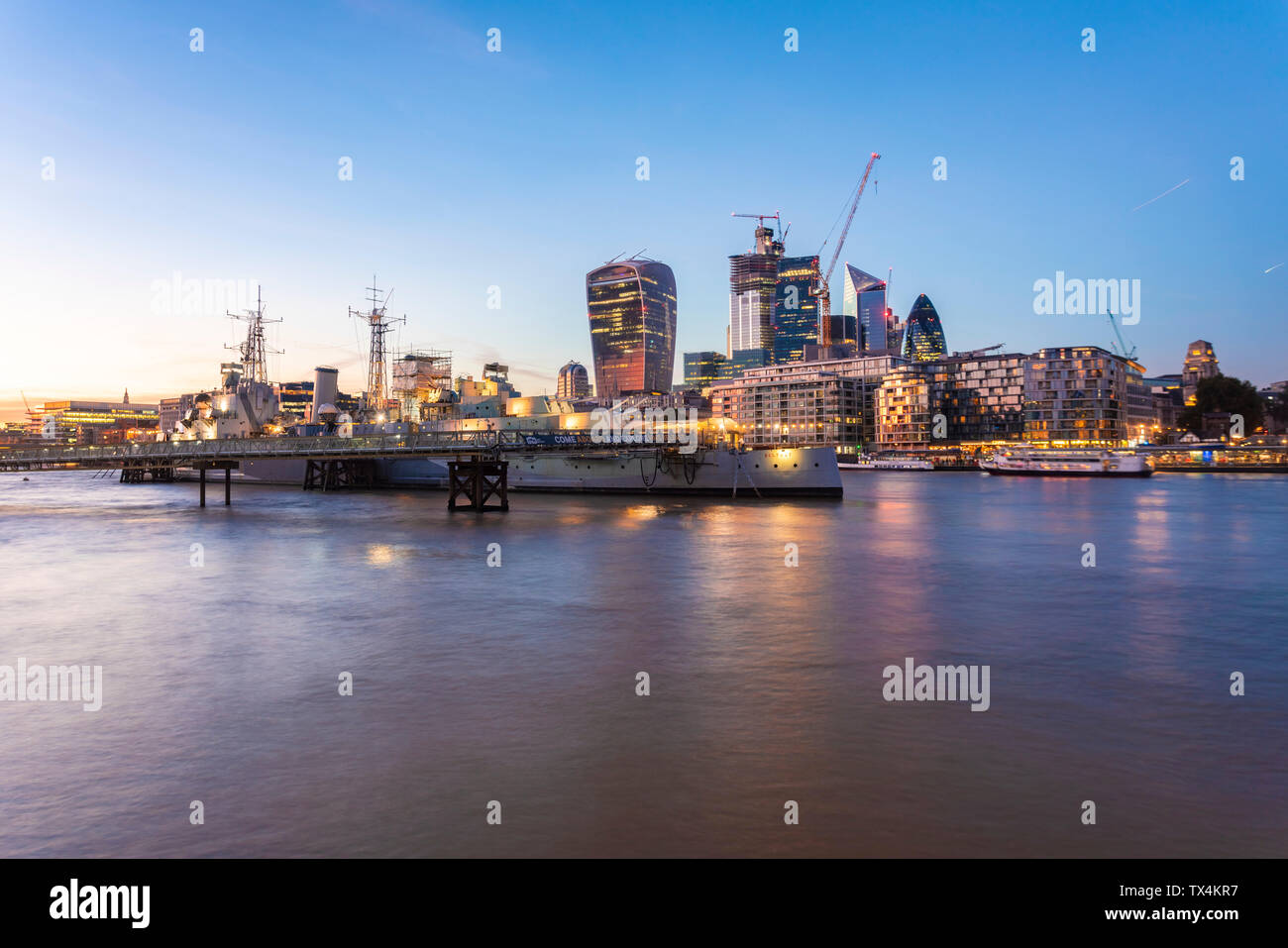 UK, Londra, skyline al tramonto con HMS Belfast in primo piano Foto Stock