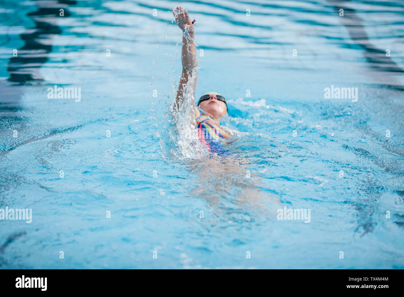 Giovane donna di nuoto in piscina, dorso Foto Stock