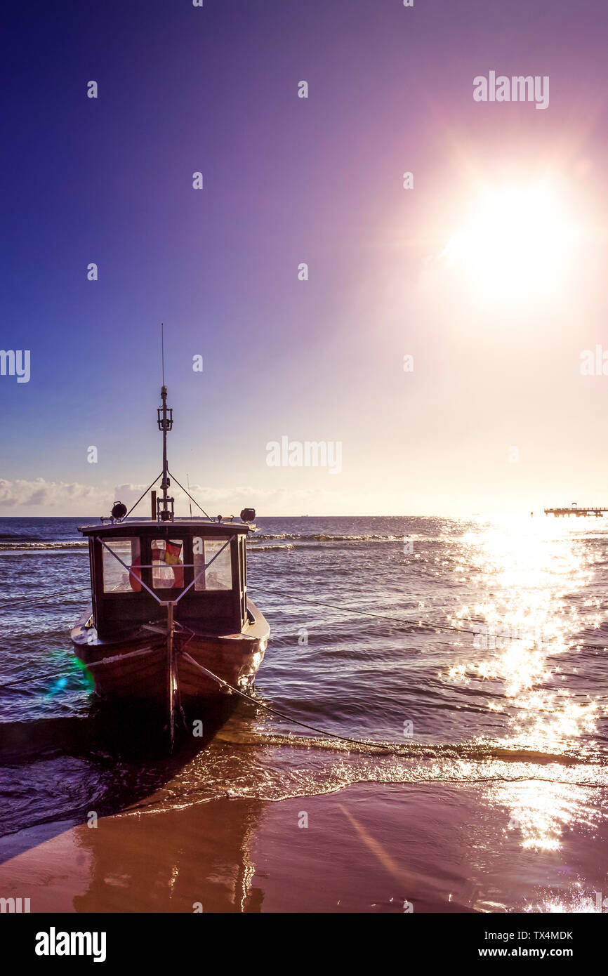 Germania, Usedom, barca da pesca sulla spiaggia Foto Stock