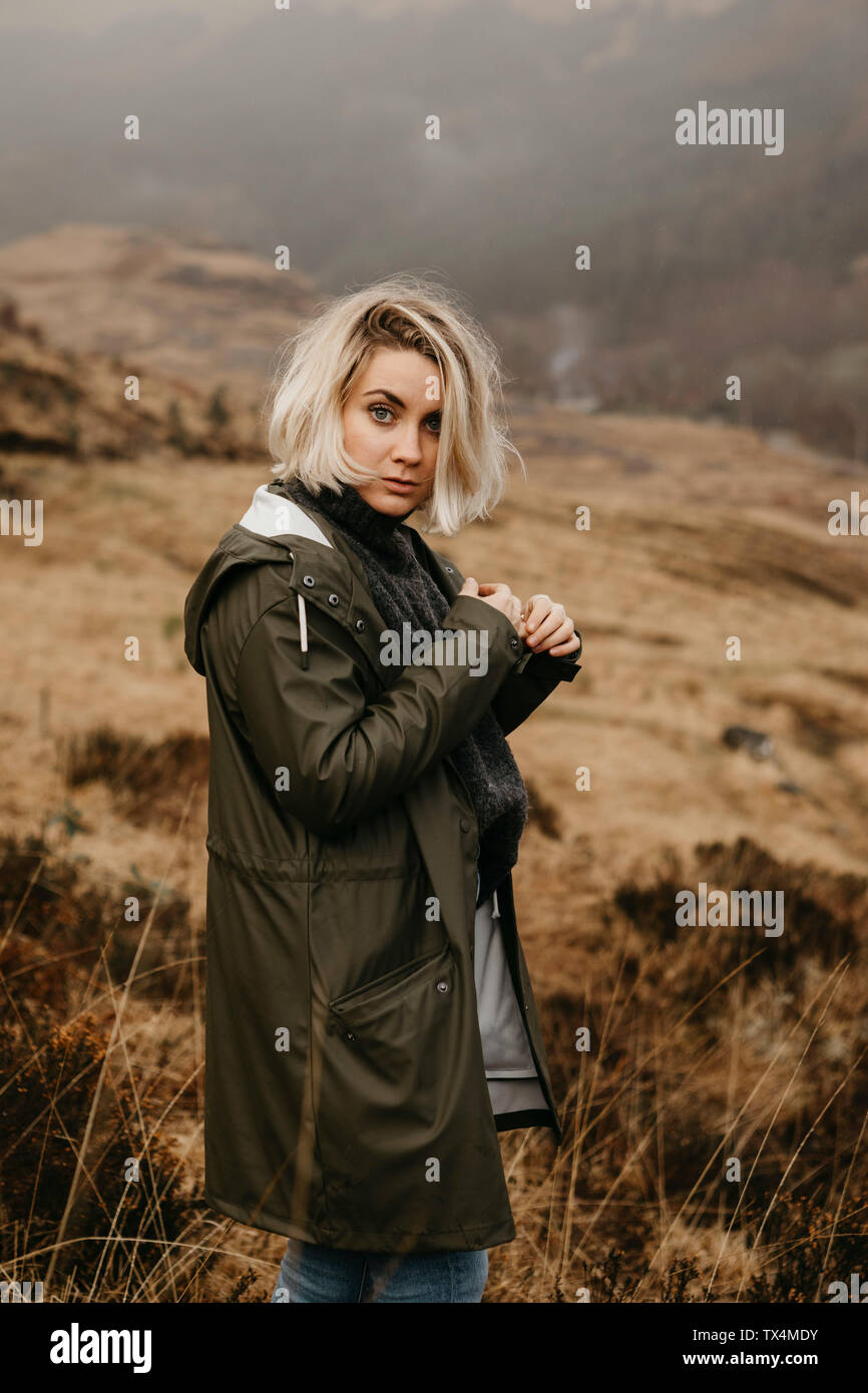 Regno Unito, Scozia, Highland, Ritratto di giovane donna nel paesaggio rurale Foto Stock