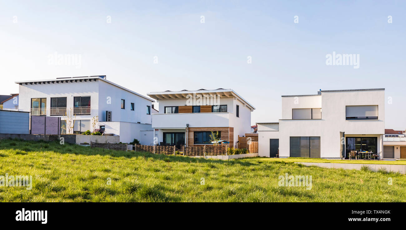 Germania, Nuertingen, moderne unifamiliari con il tetto a energia solare Foto Stock