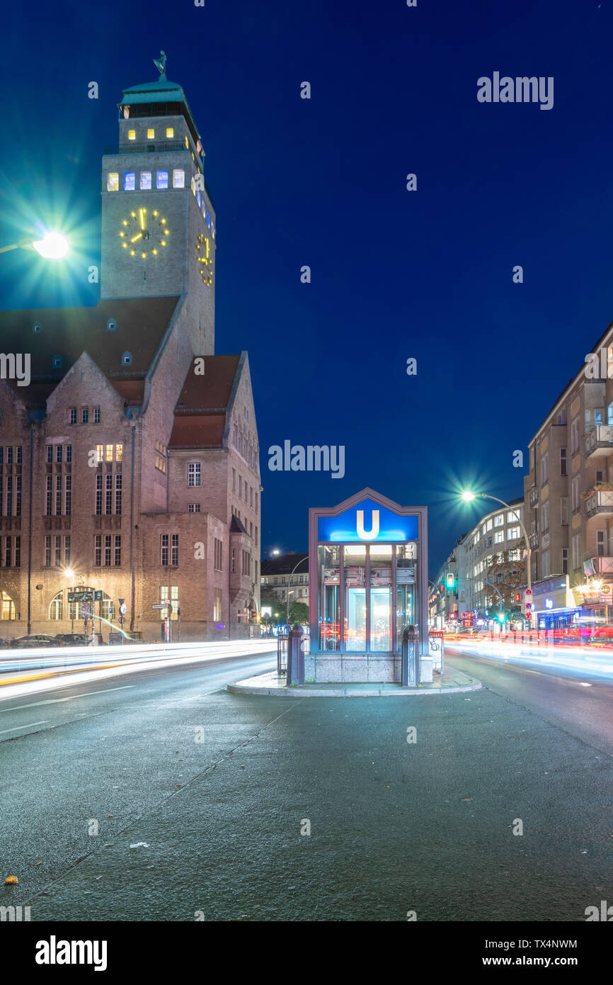 Germania, Berlin-Neukoelln, vista al municipio e alla stazione della metropolitana di notte Foto Stock