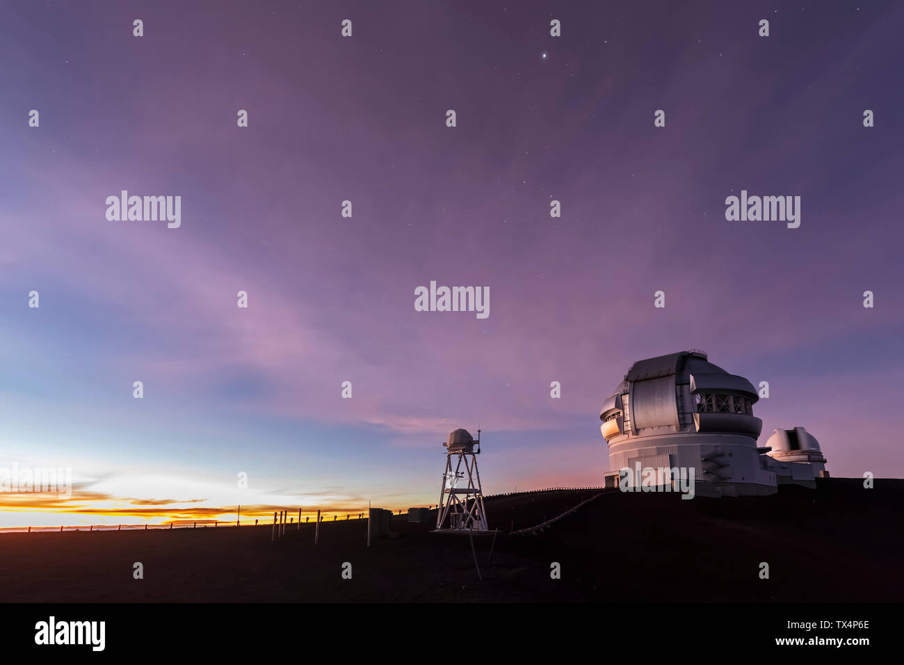 Stati Uniti d'America, Hawaii, Mauna Kea vulcano, telescopi a Mauna Kea osservatori prima del sorgere del sole Foto Stock