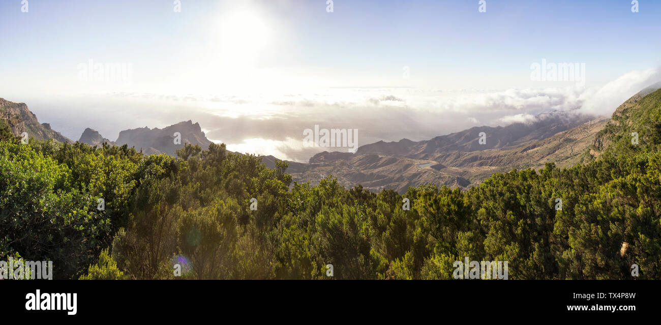 Spagna Isole Canarie La Gomera, Mirador de Alojera, vista sul paesaggio con la copertura nuvolosa Foto Stock