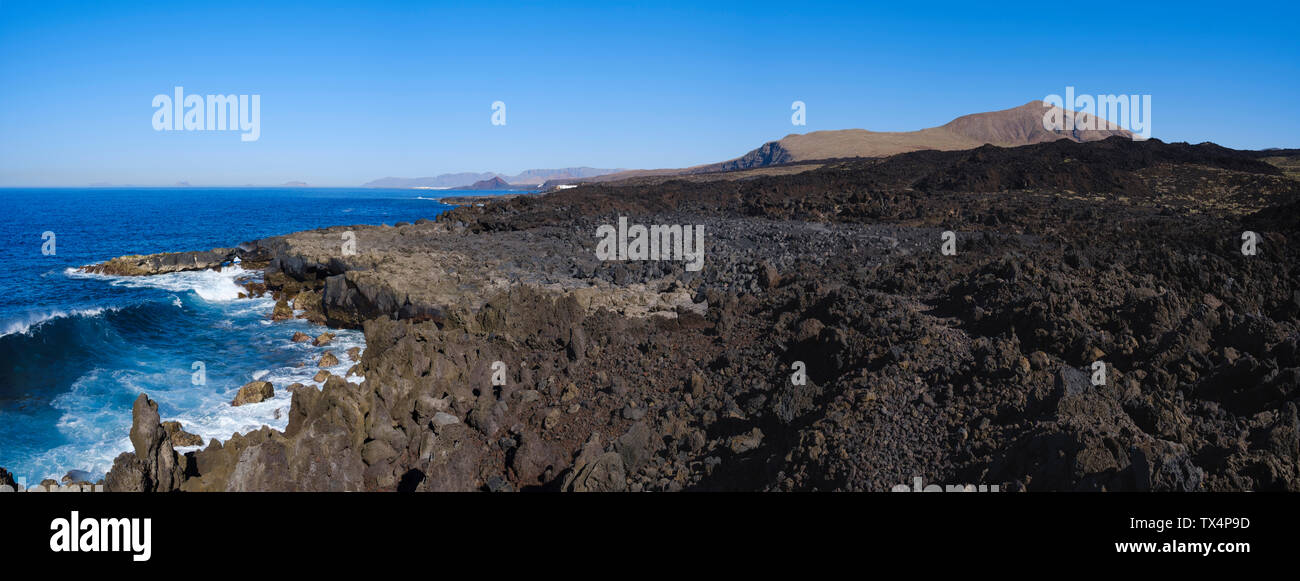 Spagna Isole Canarie Lanzarote, Tinajo, Los vulcani parco naturale, vista sulla costa rocciosa Foto Stock