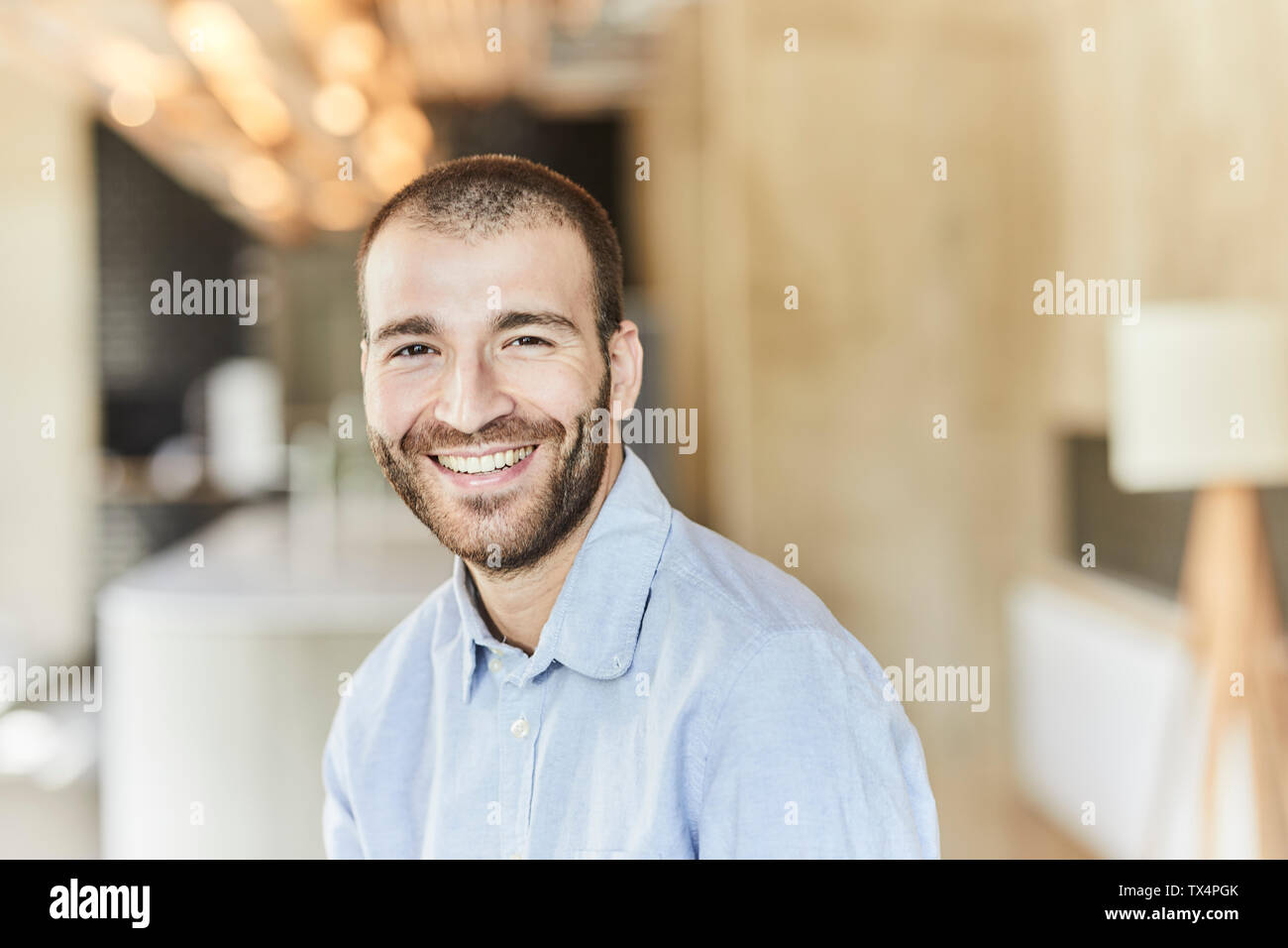 Ritratto di happy businessman in ufficio moderno Foto Stock