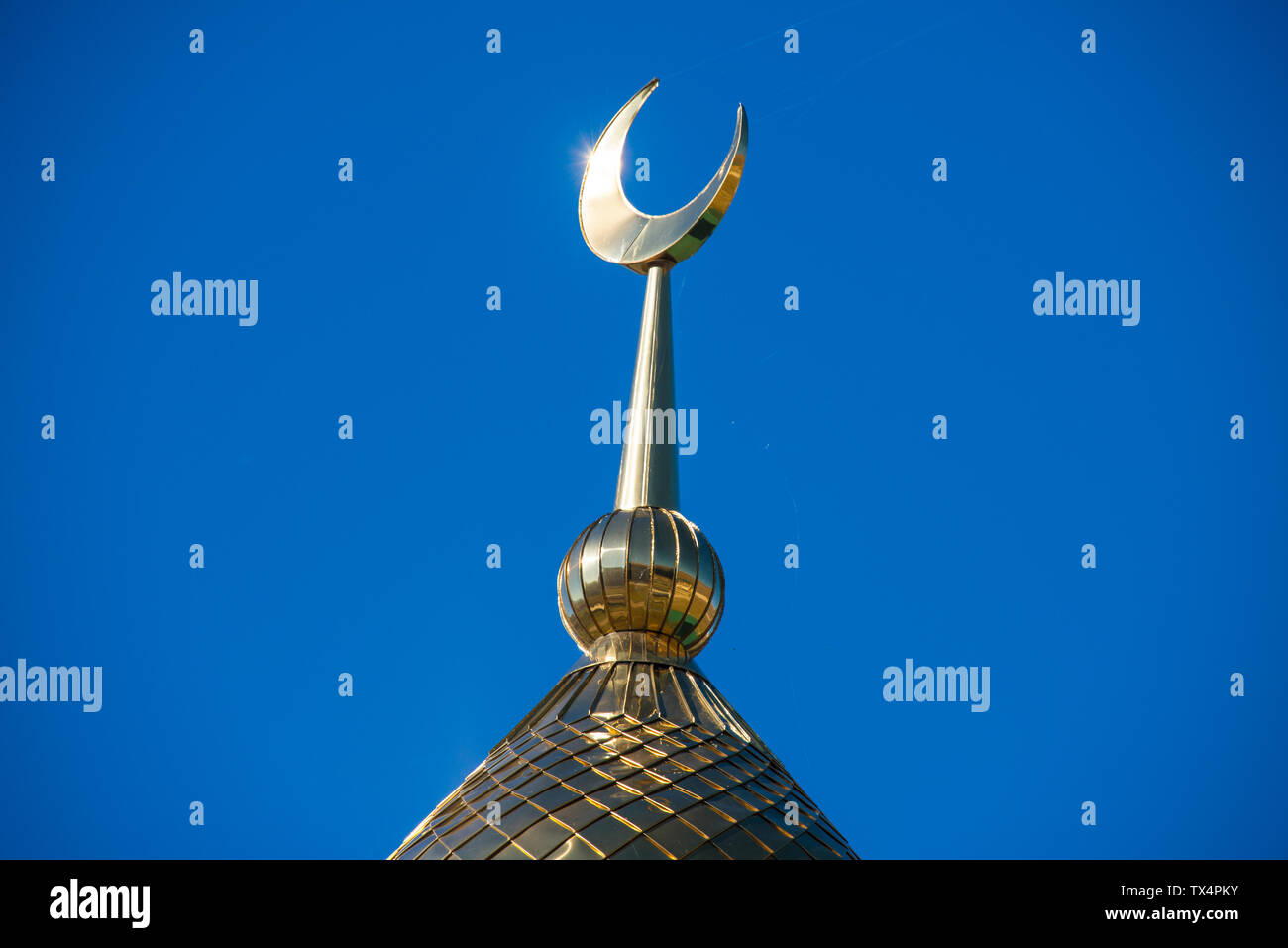 La Russia, in Daghestan, cupola dorata di una moschea in Daghestan montagne Foto Stock