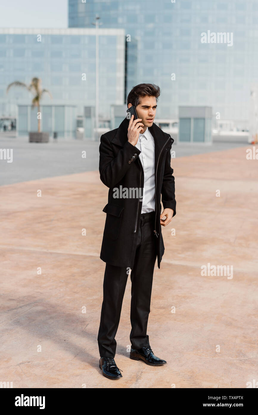 Imprenditore parlando al cellulare nella città Foto Stock