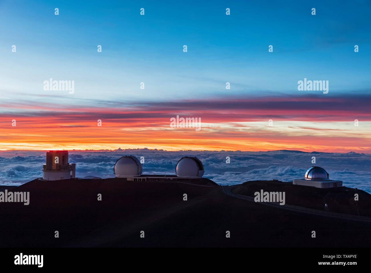 Stati Uniti d'America, Hawaii, Mauna Kea vulcano, telescopi a Mauna Kea di osservatori al tramonto Foto Stock