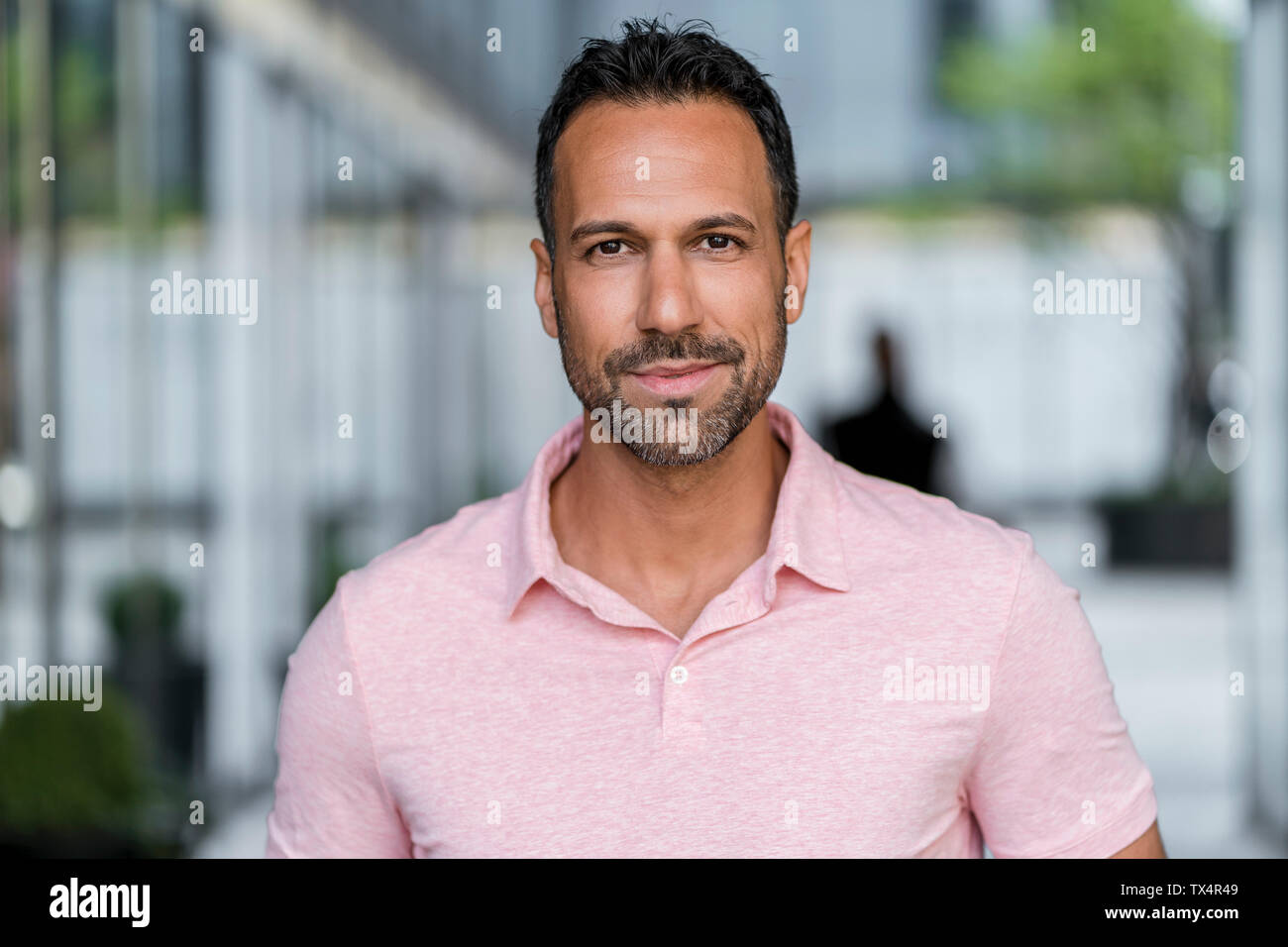 Ritratto di uomo fiducioso nella città Foto Stock