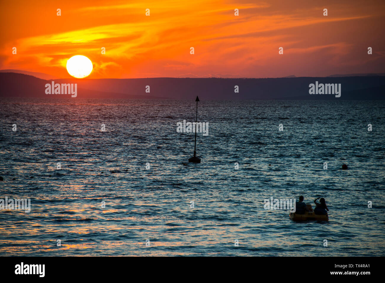 Tramonto sul fiume di Amur a Vladivostok, Russia Foto Stock