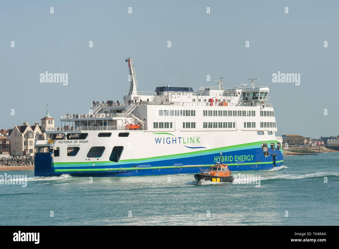 Portsmouth, Regno Unito - 1 Aprile 2019: Wightlink ammiraglia di energia ibrido traghetto in partenza il Cantiere Navale di Portsmouth, voce del Regno Unito per l'Isola di Wight Foto Stock