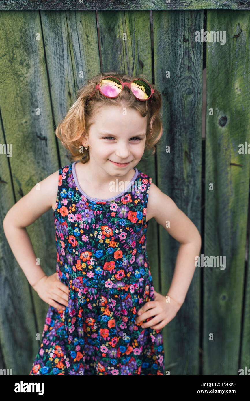 Ritratto di bambina indossa abiti estivi con disegno floreale Foto stock -  Alamy