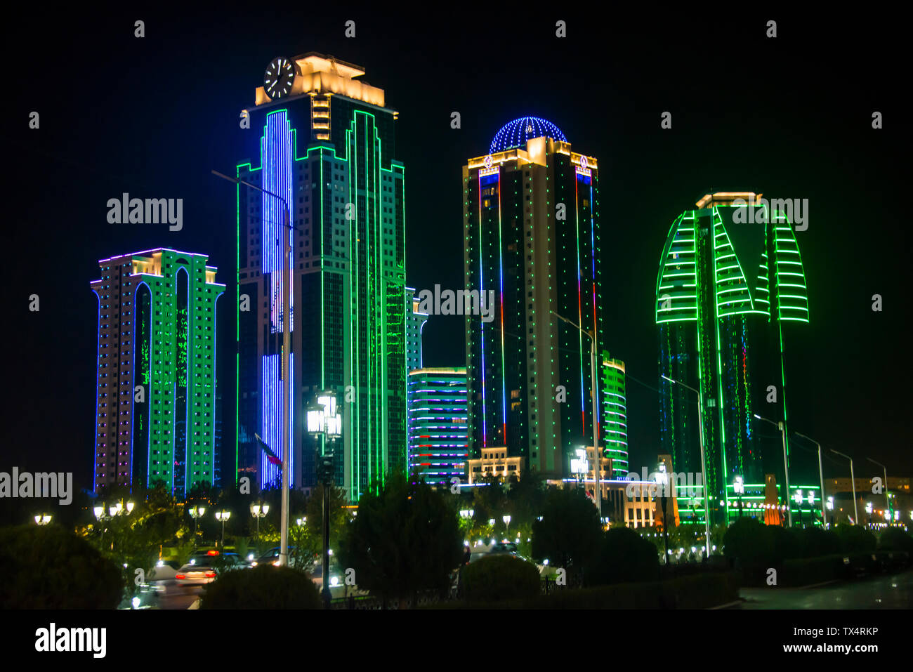 Quartiere degli affari di Grozny colorfulyl lluminated di notte, Grozny, Cecenia Foto Stock