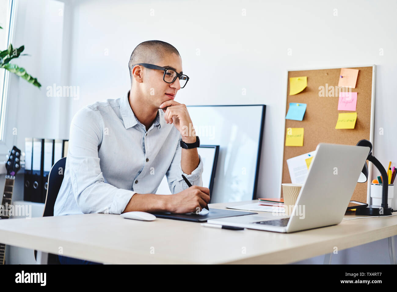 Ritratto di graphic designer che lavora in ufficio a casa Foto Stock