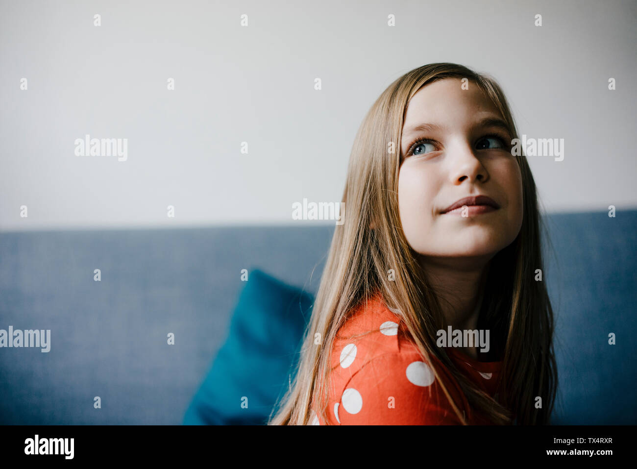 Ritratto su fiducioso ragazza a casa Foto Stock