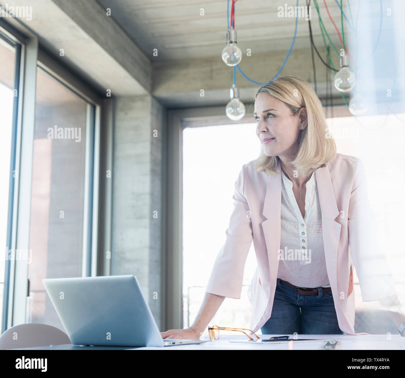 Imprenditrice lavorando nella sala conferenza in Office Foto Stock