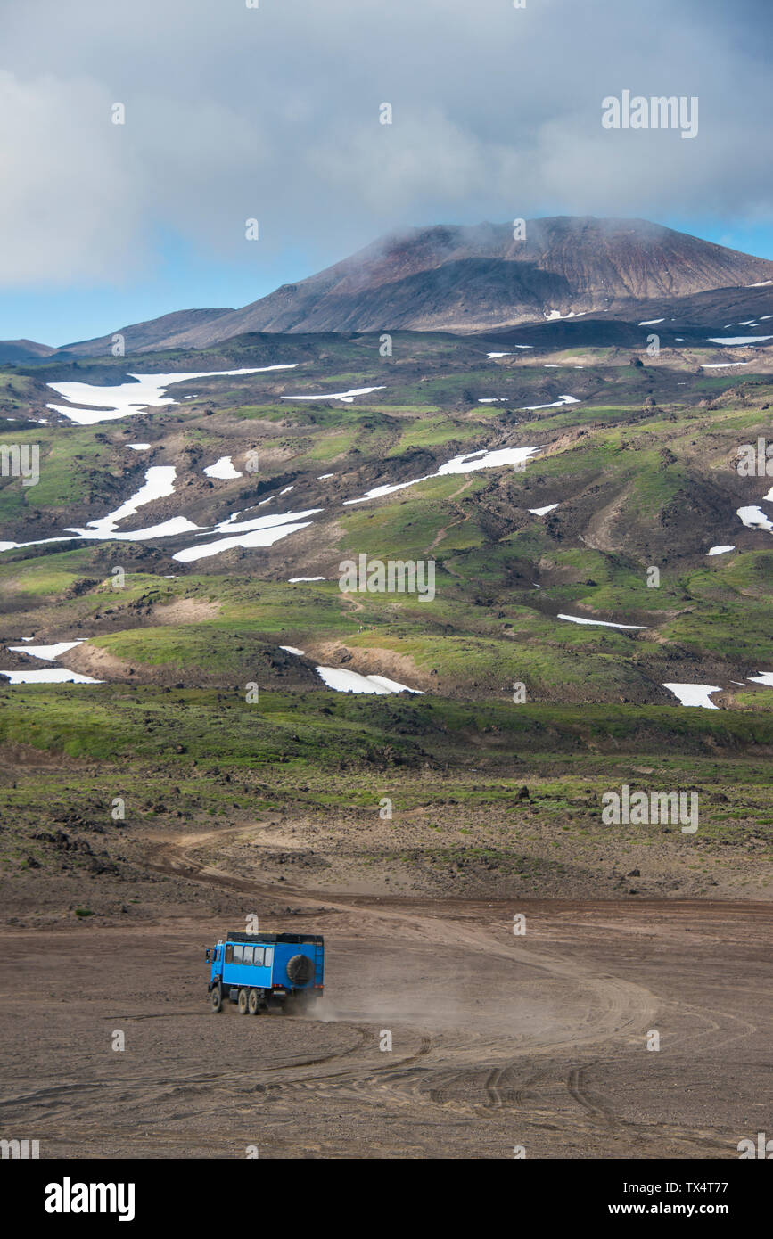 Russia, Kamchatka, vulcano Gorely, carrello di guida attraverso la sabbia di lava Foto Stock
